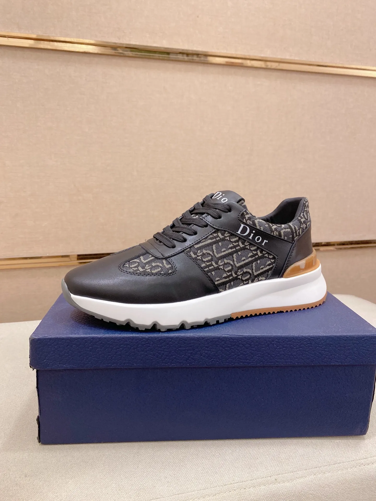 Factory price: 440💰[Dior·Dior] New casual sports style men's shoes, new spring and summer design, perfect workmanship, lace-up lazy style to create wardrobe quality, upper: imported first-layer cowhide, sheepskin lining is soft and comfortable, ultra-light TPU wear-resistant outsole, simple, versatile fashion men's shoes, excellent color code number 38--44. (Can be customized for 45 non-refundable)